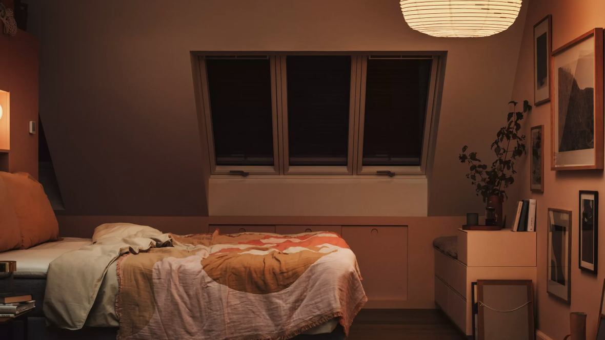 Vista interna di una camera da letto con 3 finestre VELUX con tapparelle abbassate